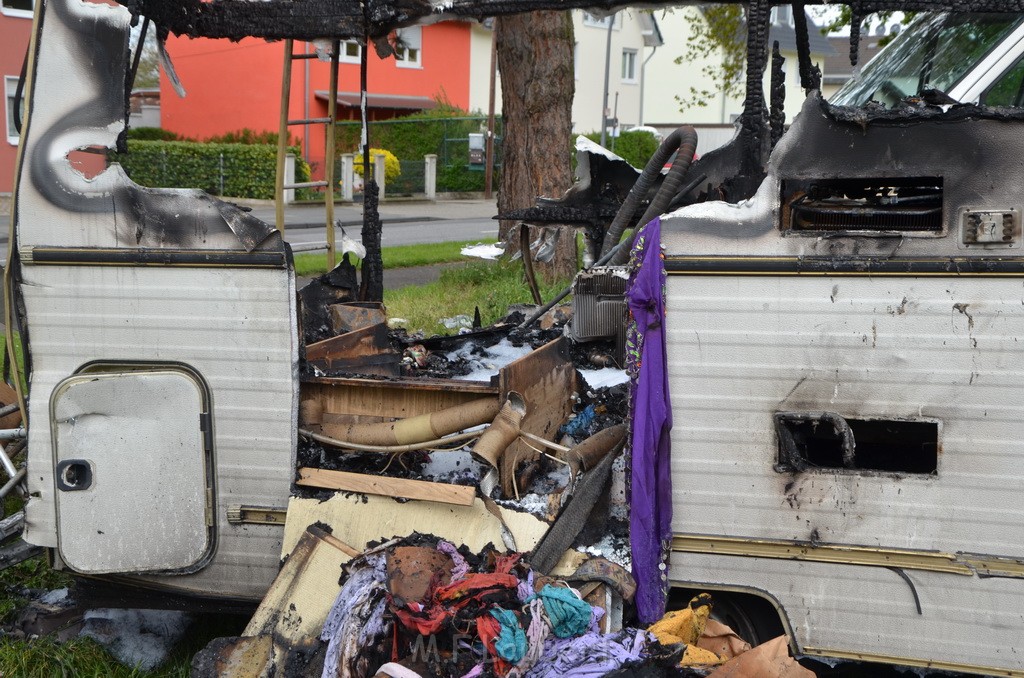 Wohnmobil ausgebrannt Koeln Porz Linder Mauspfad P089.JPG - Miklos Laubert